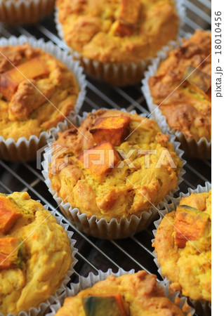 ケーキクーラーの上の焼きたて手作りのカボチャマフィン 18010456