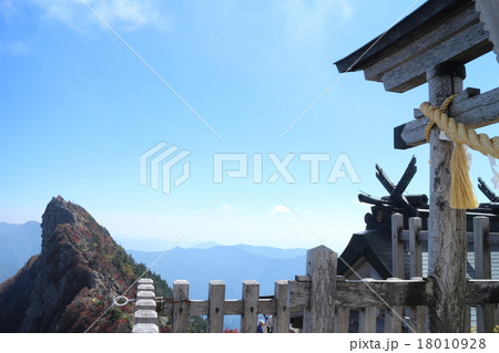 石鎚神社鳥居と石鎚山天狗岳 18010928