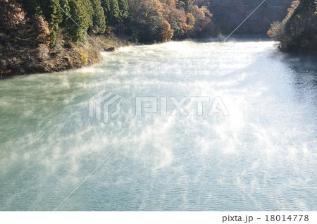 紅葉と川霧の朝の湖 18014778
