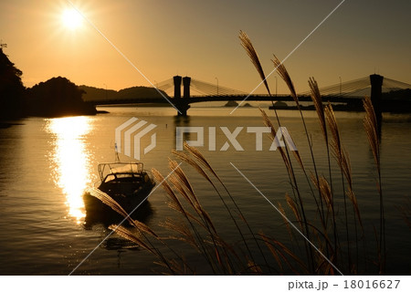 夕暮れの芦北大橋 18016627