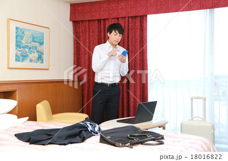 出張 (男性 働く 仕事 スーツ 派遣社員 サラリーマン 会社員 ビジネスマン ホテル) 出張 (男性 働く 仕事 スーツ 派遣社員 サラリーマン 会社員 ビジネスマン ホテル) 18016822