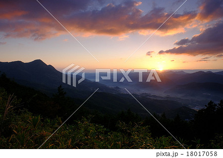 宇陀の夜明け(奈良県桜井市) 宇陀の夜明け(奈良県桜井市) 18017058