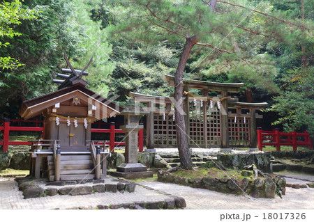 奈良　桧原神社　三つ鳥居と豊鍬入姫宮 18017326