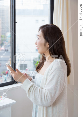 スマートフォンを持つ女性 18017726