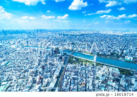 東京の都市風景 空 天空 雲 空と雲と大都会 建造物 ビル群 ビジネス コピースペース 背景素材の写真素材