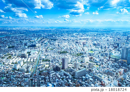 東京の都市風景 空 天空 雲 空と雲と大都会 建造物 ビル群 ビジネス コピースペース 背景素材の写真素材 東京の都市風景 空 天空 雲 空と雲と大都会 建造物 ビル群 ビジネス コピースペース 背景素材の写真素材