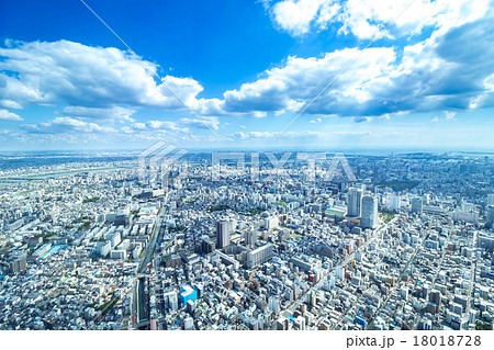 東京の都市風景 空 天空 雲 空と雲と大都会 建造物 ビル群 ビジネス コピースペース 背景素材の写真素材 東京の都市風景 空 天空 雲 空と雲と大都会 建造物 ビル群 ビジネス コピースペース 背景素材の写真素材