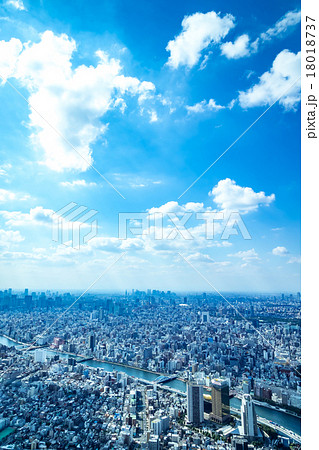 東京の都市風景 空 天空 雲 空と雲と大都会 建造物 ビル群 ビジネス コピースペース 背景素材の写真素材 東京の都市風景 空 天空 雲 空と雲と大都会 建造物 ビル群 ビジネス コピースペース 背景素材の写真素材