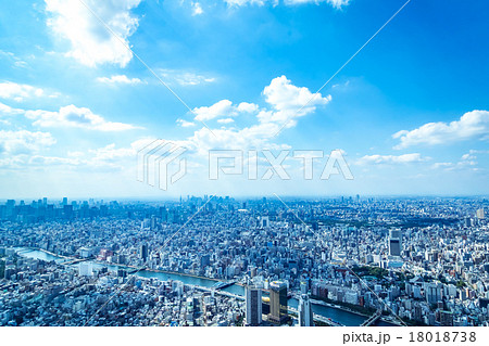 東京の都市風景 空 天空 雲 空と雲と大都会 建造物 ビル群 ビジネス コピースペース 背景素材の写真素材 東京の都市風景 空 天空 雲 空と雲と大都会 建造物 ビル群 ビジネス コピースペース 背景素材の写真素材