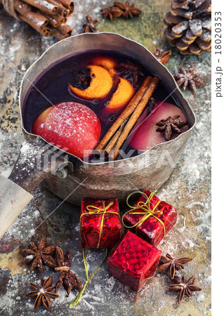 Mulled wine in old retro pan 18020353