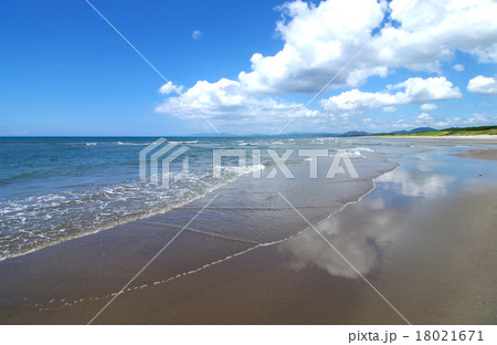 吹上浜の雲の写る水面 18021671
