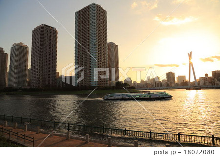 高層マンション群と隅田川夕景 高層マンション群と隅田川夕景 18022080