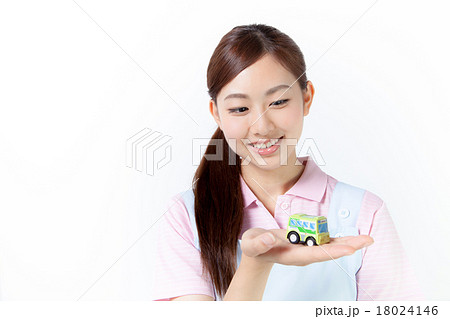 オモチャの幼稚園バスを手に持った女性　目線外し 18024146