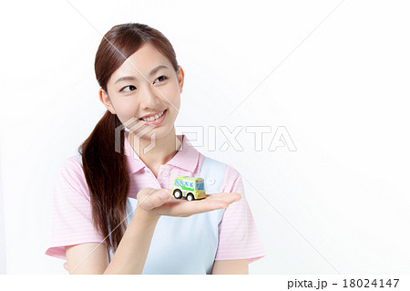 オモチャの幼稚園バスを手に持った女性　目線外し 18024147