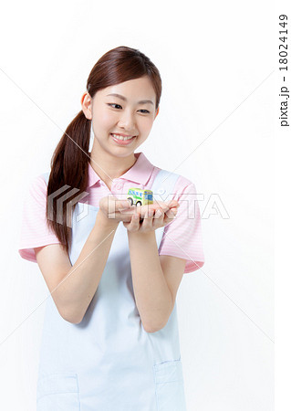 オモチャの幼稚園バスを手に持った女性　目線外し 18024149