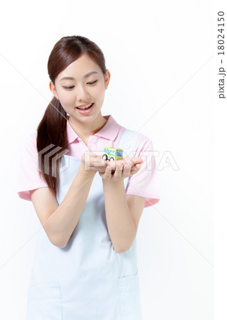 オモチャの幼稚園バスを手に持った女性 目線外し オモチャの幼稚園バスを手に持った女性 目線外し 18024150