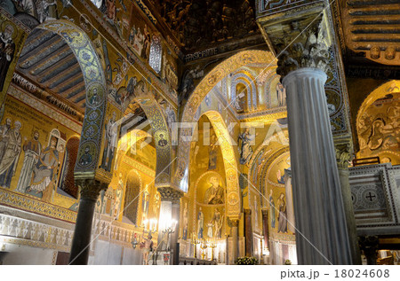 ビザンチン様式のモザイク画で覆われたパラティーナ礼拝堂 18024608