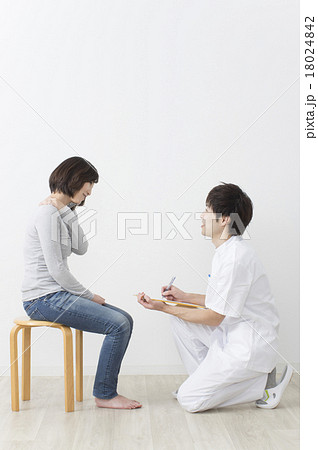 患者に問診をする整体師 患者に問診をする整体師 18024842