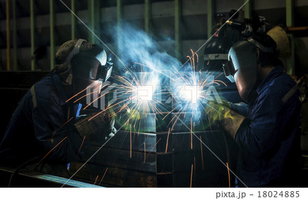Worker with protective mask welding metal Worker with protective mask welding metal 18024885