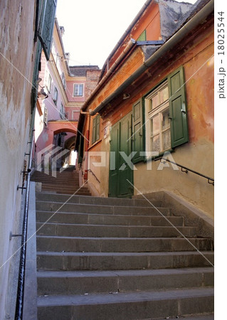 ヨーロッパの石段の街並み ヨーロッパの石段の街並み 18025544