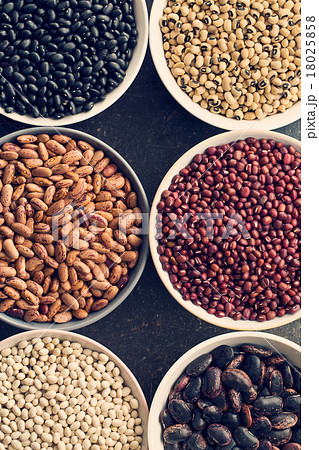 various legumes in bowls 18025858