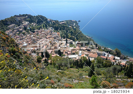 美しいタオルミーナ、タオル山の中腹のウンベルト通り、その先にはギリシア劇場 18025934