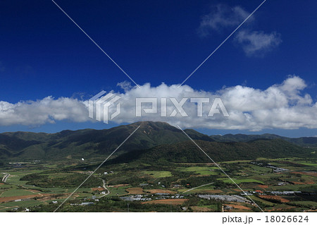 自然　風景　於茂登岳、二本の大きな川の源があり島の農業や生活を支えているそうです 18026624