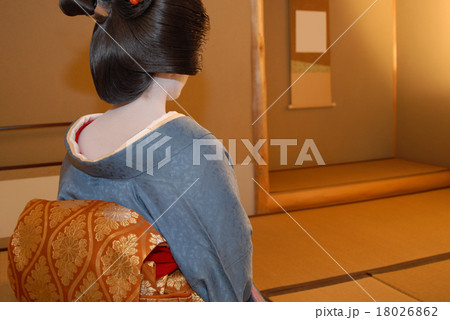 和室の芸妓さん 18026862
