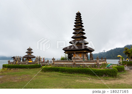 Pura Ulun Danu water temple on a lake Beratan 18027165