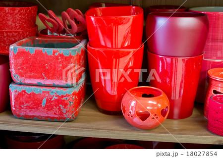 red flowerpots in the florist store 18027854