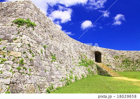 9月沖縄　座喜味城のアーチ門と城壁 18029658