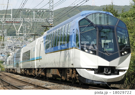 快走する近鉄特急しまかぜ 18029722