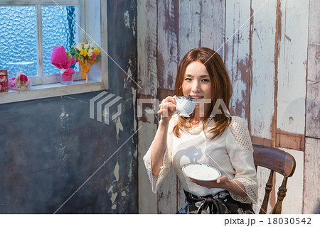紅茶を飲む女性の写真素材