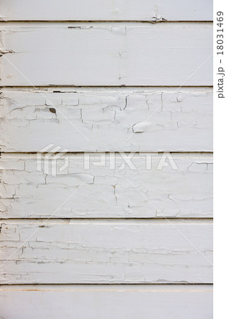 ひび割れた白い板壁 ひび割れた白い板壁 18031469