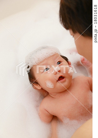 沐浴 お風呂 入浴 イクメン 赤ちゃん パパ 子供 父 娘 0歳 育児 子育て シャンプー 石鹸 の写真素材