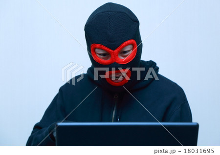 男性1人 (犯罪者 マイナンバー詐欺 オレオレ詐欺 振り込め詐欺 容疑者 犯人 詐欺 目出し帽) 男性1人 (犯罪者 マイナンバー詐欺 オレオレ詐欺 振り込め詐欺 容疑者 犯人 詐欺 目出し帽) 18031695