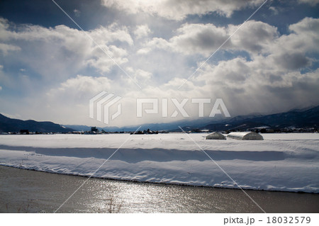 雪原のビニールハウス 18032579