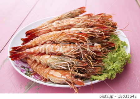 Grilled shrimps on the plate 18033648