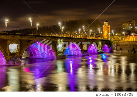 Night view of Pont Neuf in Toulouse - France 18033709