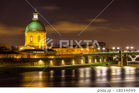 Hospital de La Grave in Toulouse by night 18034049