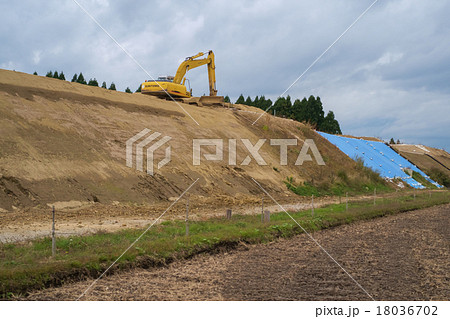 盛土構造の高速道路建設の写真素材
