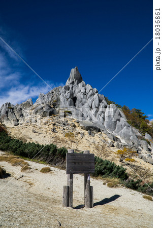 鳳凰三山 地蔵岳のオベリスクと山頂標識の写真素材