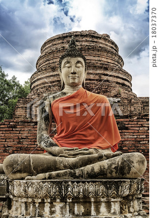 Stone statue of a Buddha Stone statue of a Buddha 18037370