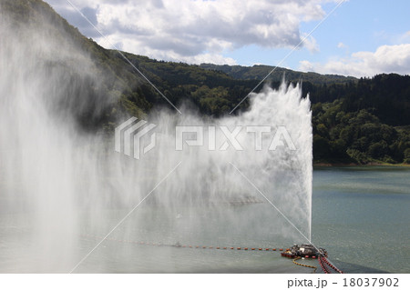 風になびく月山湖大噴水 18037902
