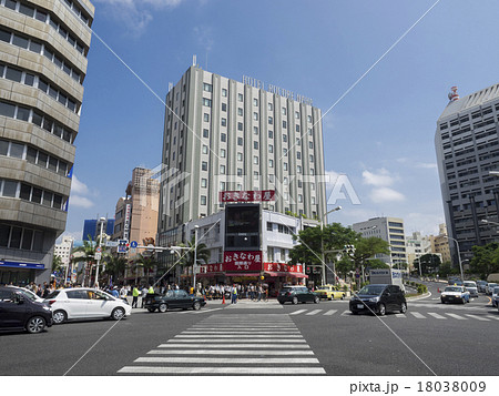 沖縄県那覇市の国際通り入口 沖縄県那覇市の国際通り入口 18038009