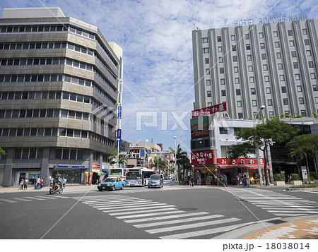 沖縄県那覇市の国際通り入口 18038014