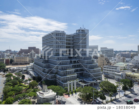 青空と那覇市役所 青空と那覇市役所 18038049
