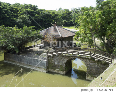 首里城公園の弁財天堂と天女橋 18038194