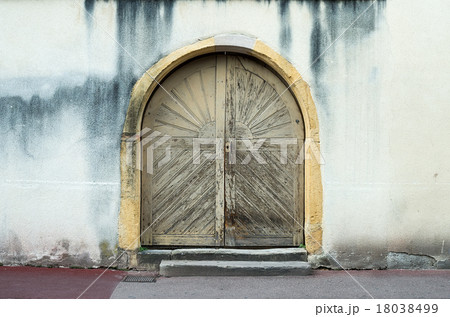 Old wooden door from medieval era found in Alsace Old wooden door from medieval era found in Alsace 18038499