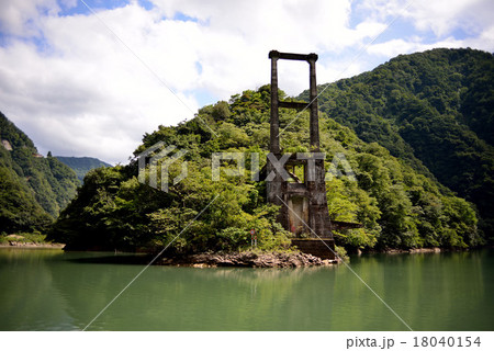 北陸の夏 川のある風景 荘川の廃墟の写真素材